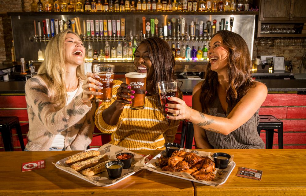 Lifestyle restaurant photography at Parlour Pizza Frankfort Avenue